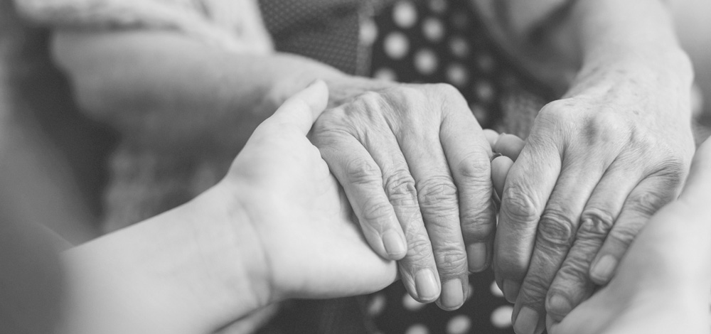 Info_Clients_V2 Family member holding hands